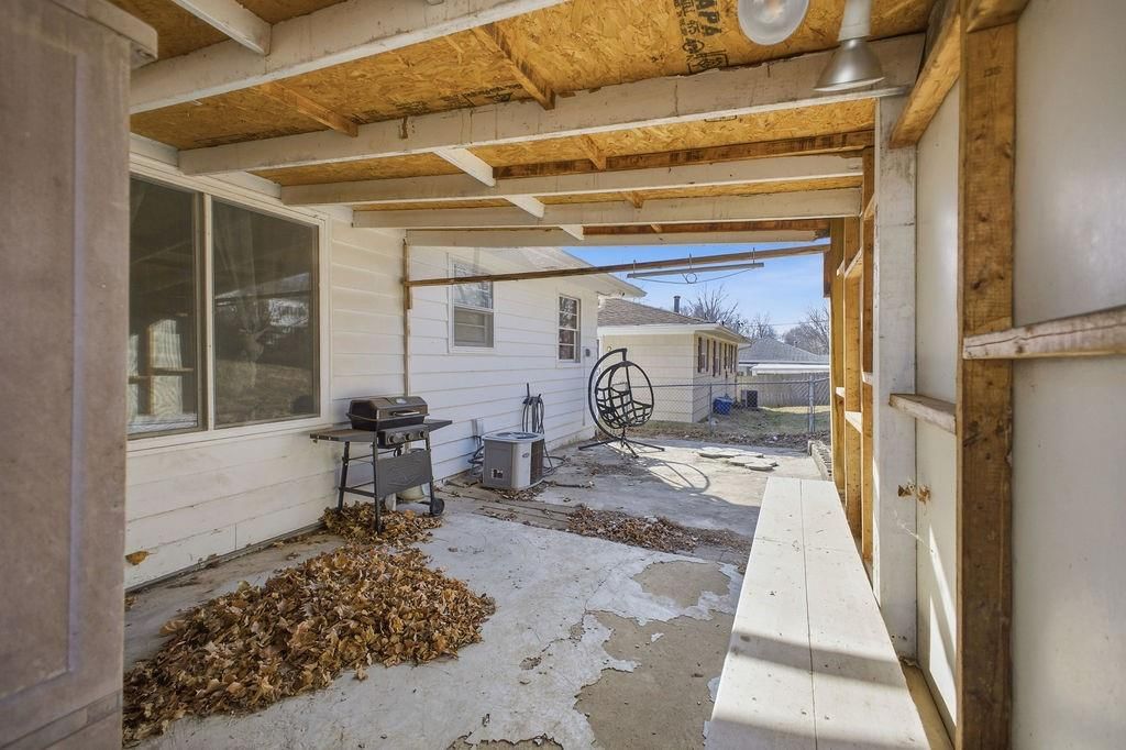 2610 Parallel Avenue — photo 33