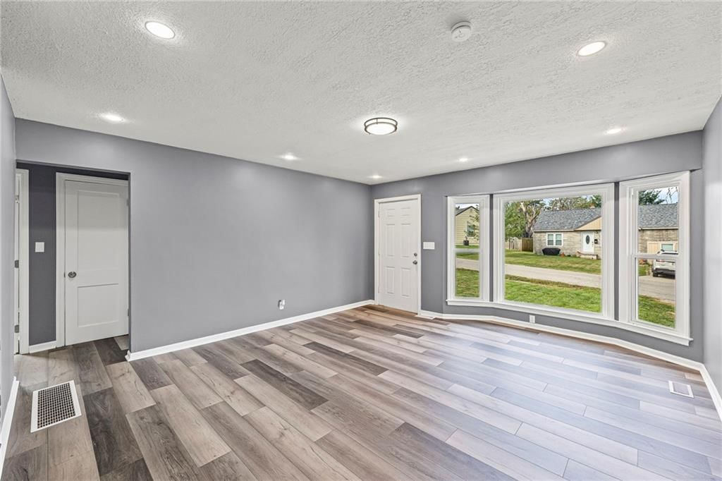 5611 Oakland Avenue — photo 2