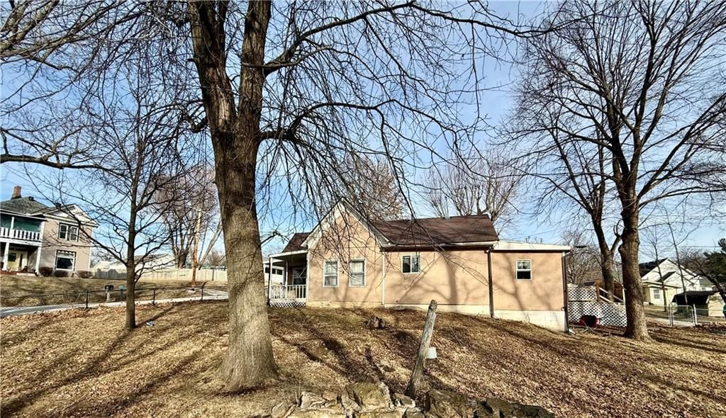 107 E 2nd Street — photo 3