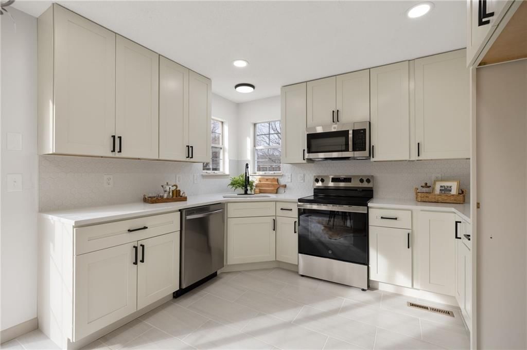 3700 NW Hidden Pointe Drive — photo 15
