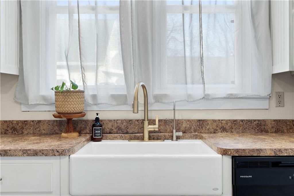 221 W Allison Street — photo 17