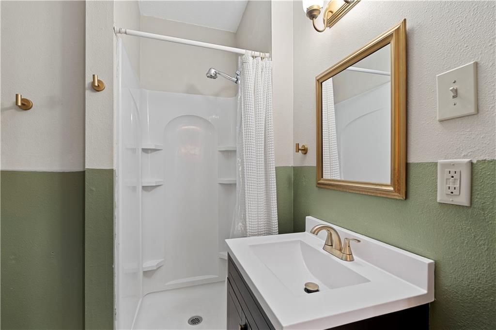 221 W Allison Street — photo 37