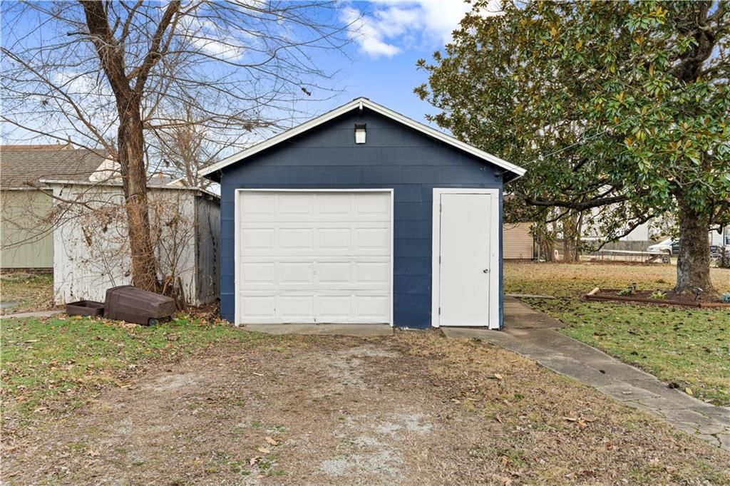 221 W Allison Street — photo 53