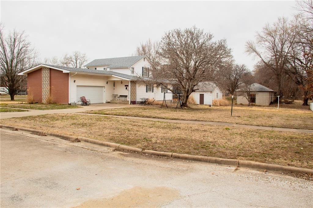 203 E Butler Street, Yates Center, KS