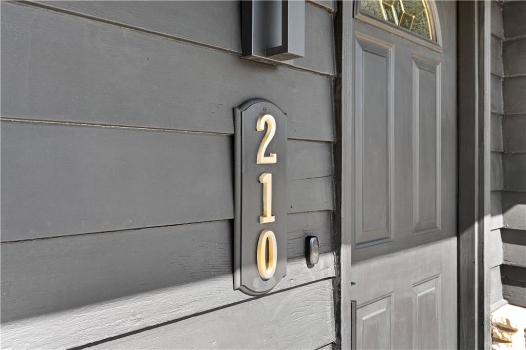 210 E Walnut Street — photo 9