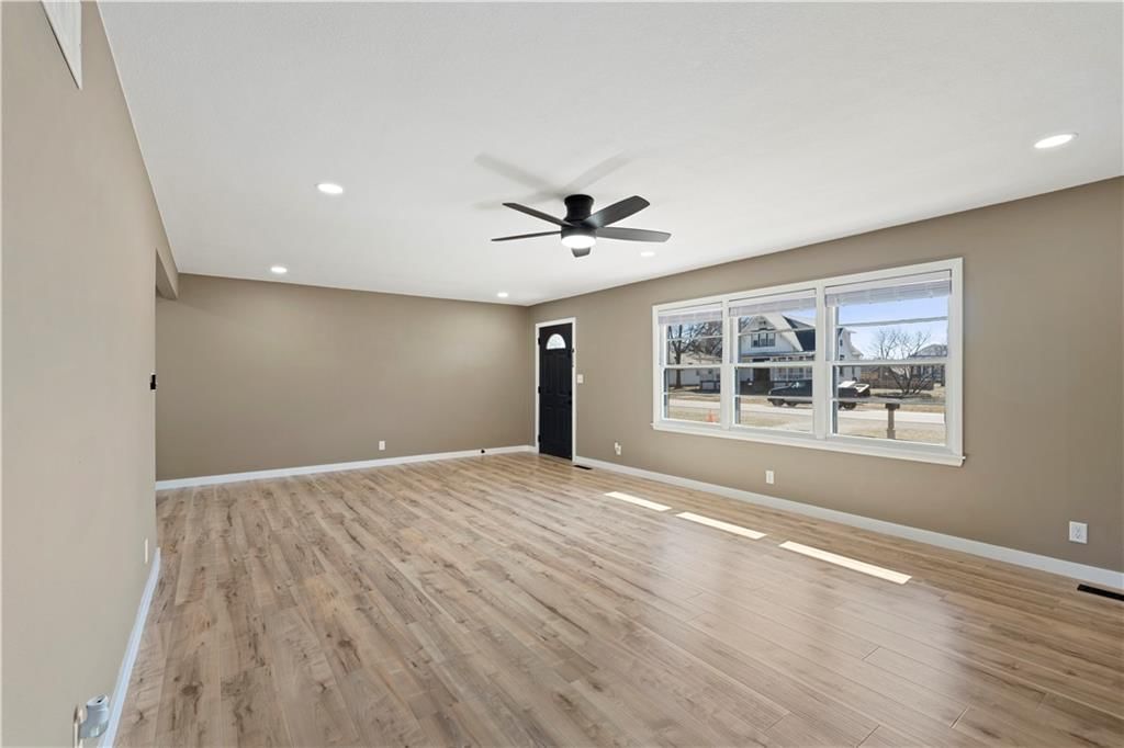 210 E Walnut Street — photo 10