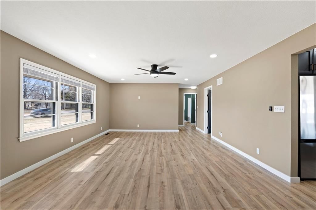 210 E Walnut Street — photo 11