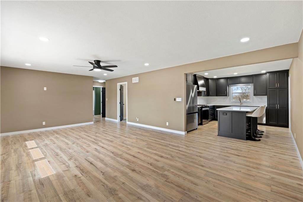 210 E Walnut Street — photo 12
