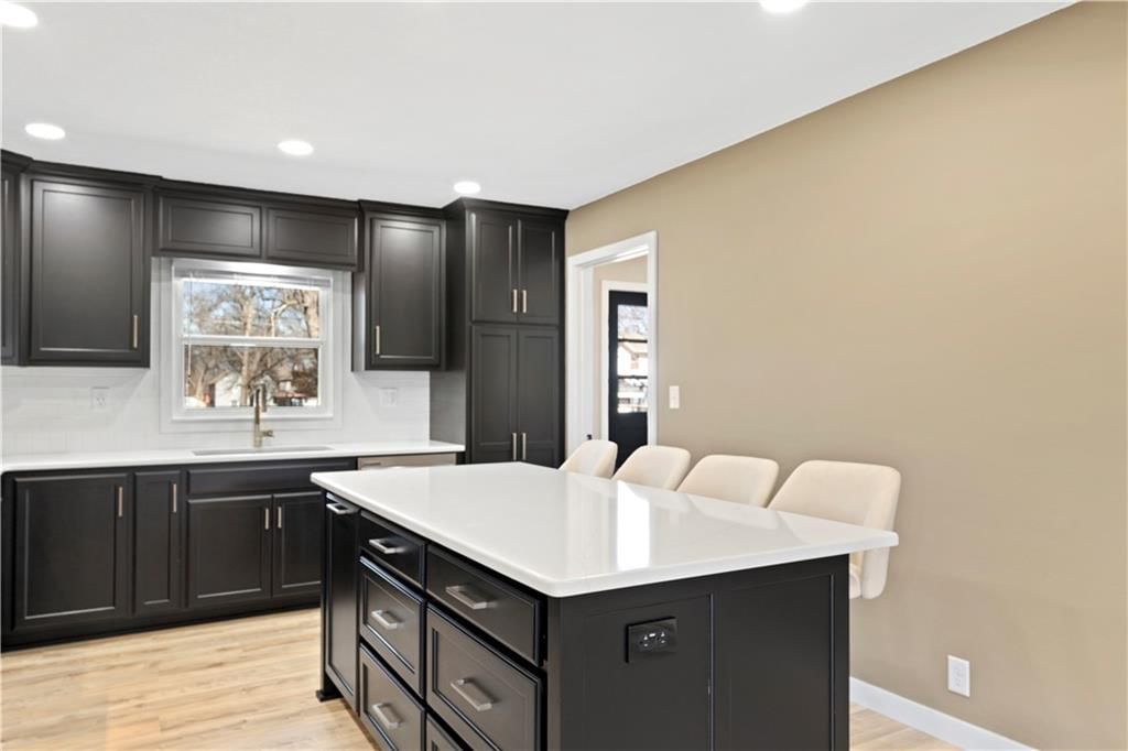 210 E Walnut Street — photo 15