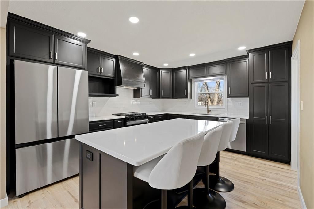 210 E Walnut Street — photo 16