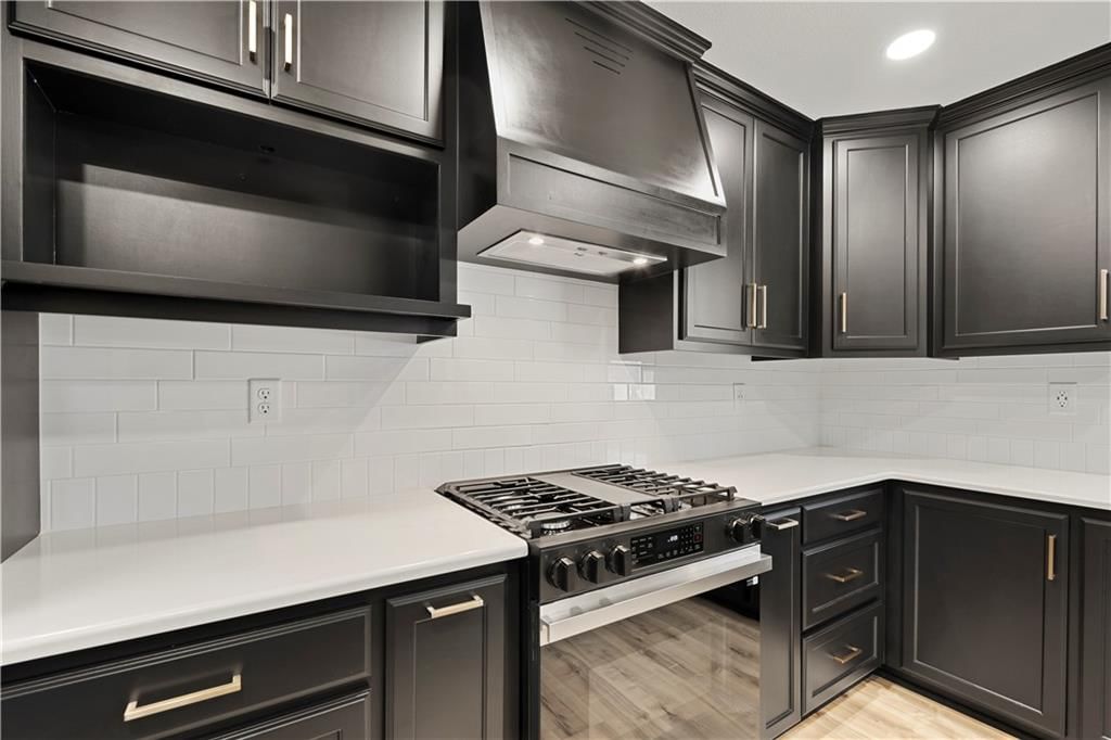 210 E Walnut Street — photo 18