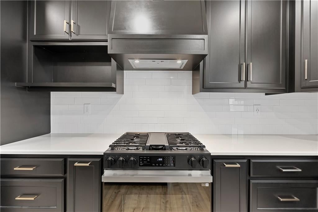 210 E Walnut Street — photo 19