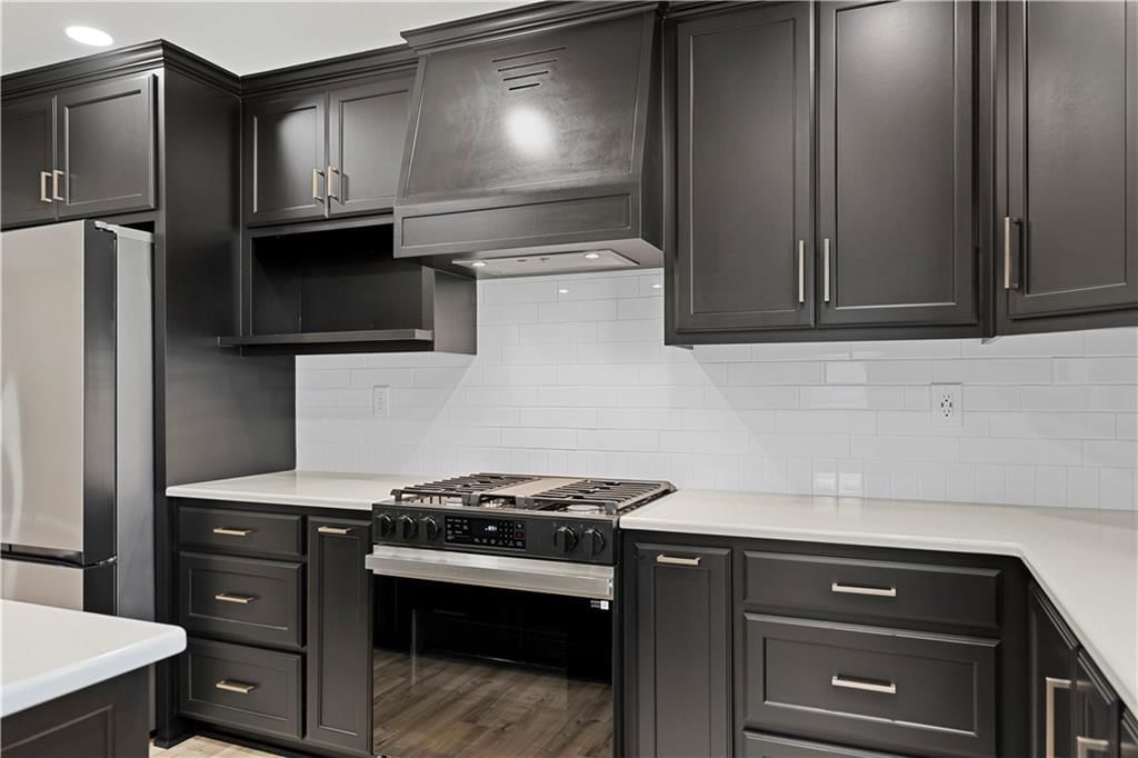 210 E Walnut Street — photo 22