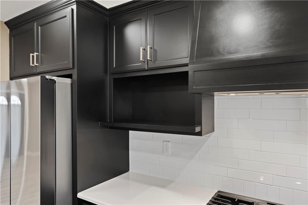 210 E Walnut Street — photo 23