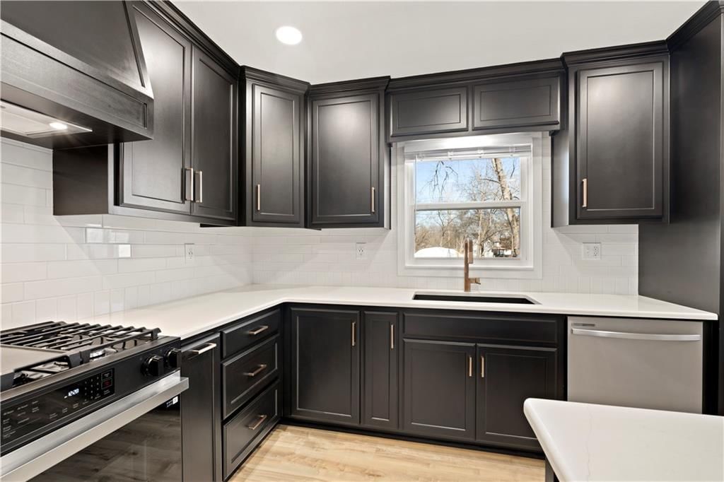 210 E Walnut Street — photo 24