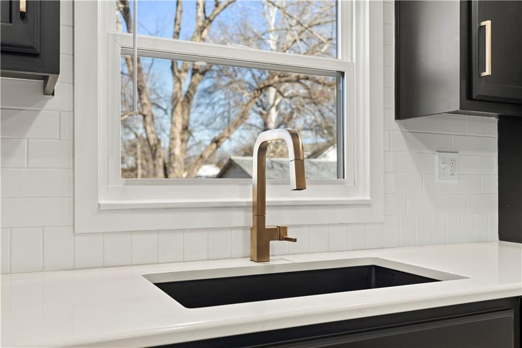 210 E Walnut Street — photo 25