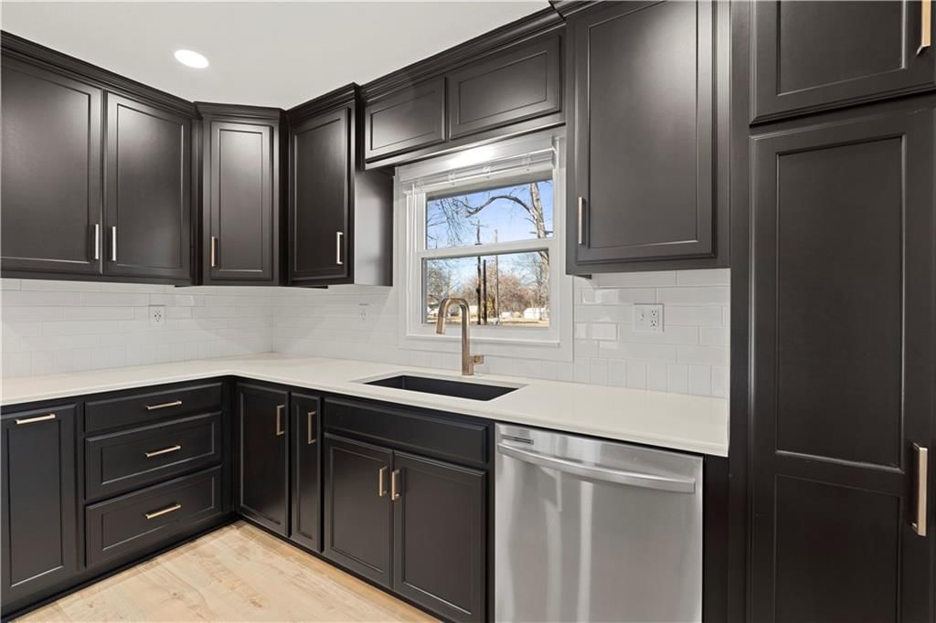 210 E Walnut Street — photo 26