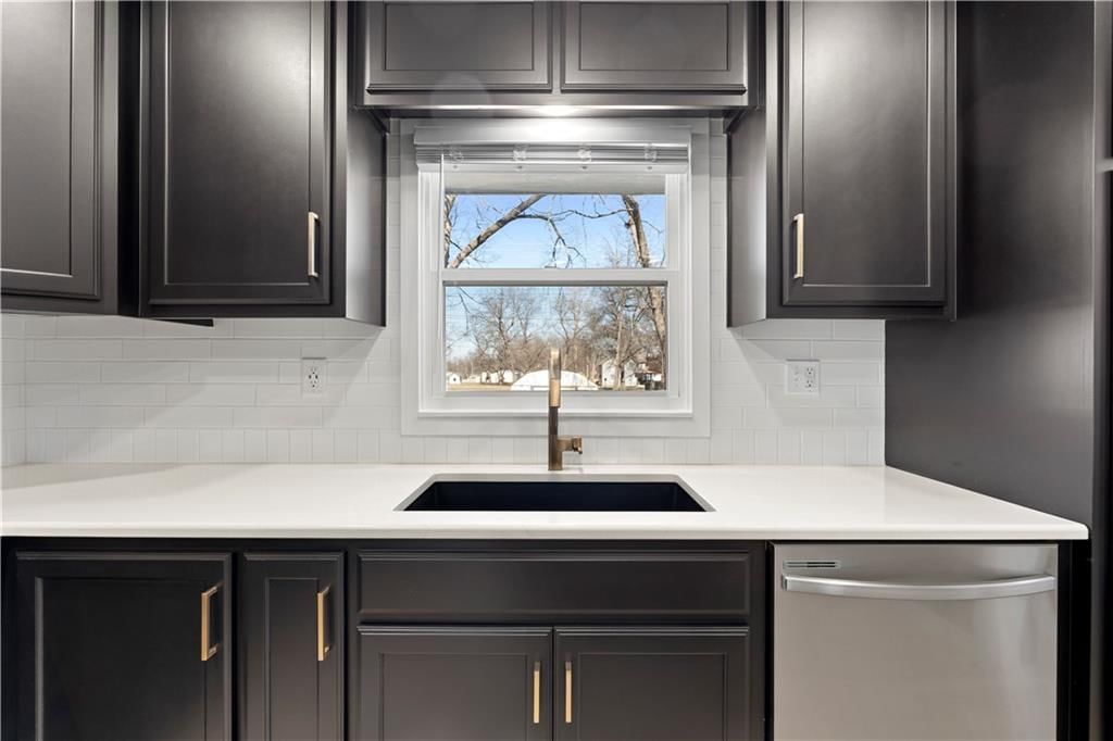 210 E Walnut Street — photo 27
