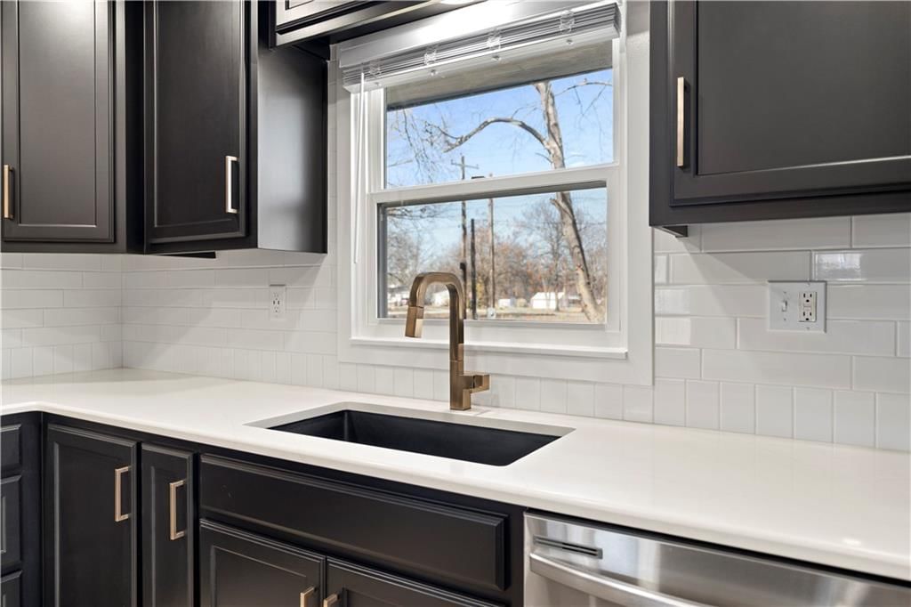 210 E Walnut Street — photo 28