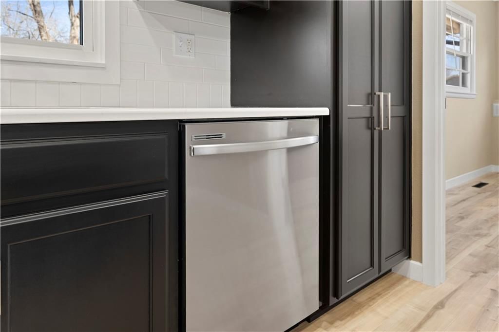 210 E Walnut Street — photo 29