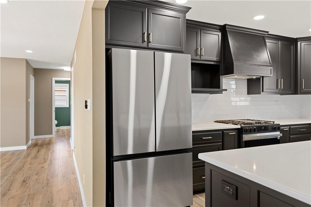 210 E Walnut Street — photo 31