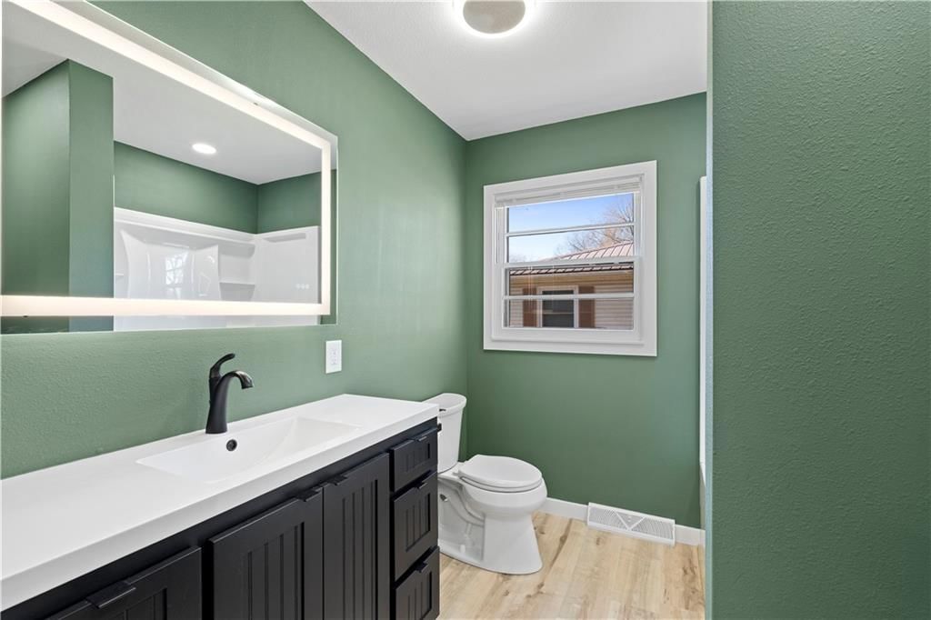 210 E Walnut Street — photo 33