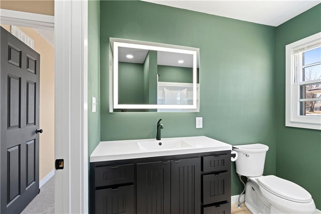 210 E Walnut Street — photo 34