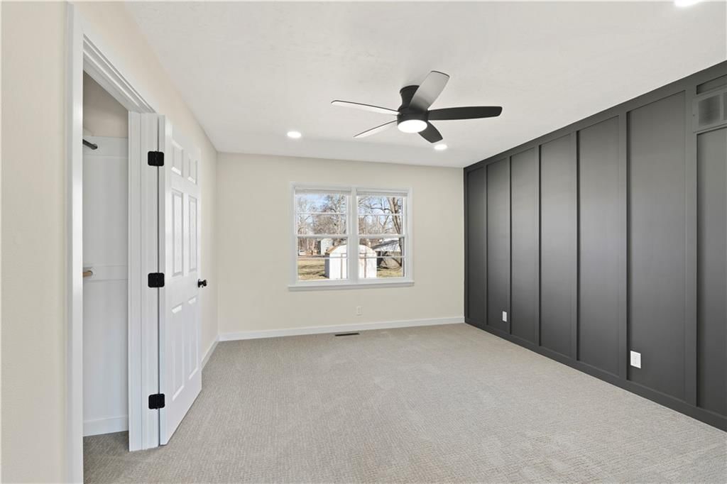 210 E Walnut Street — photo 37