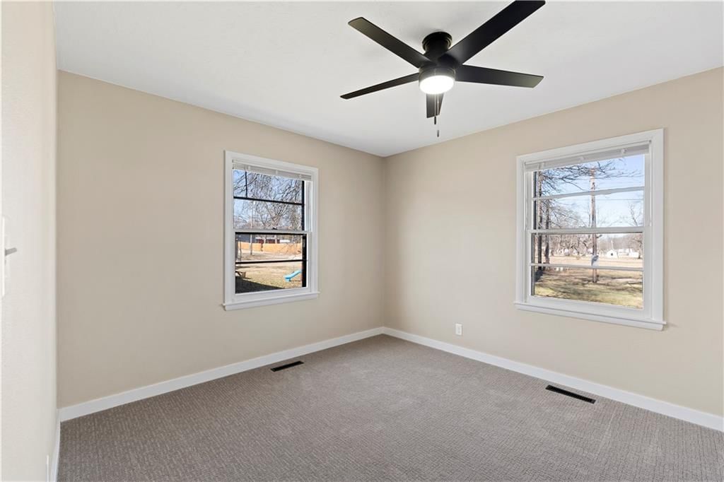 210 E Walnut Street — photo 40