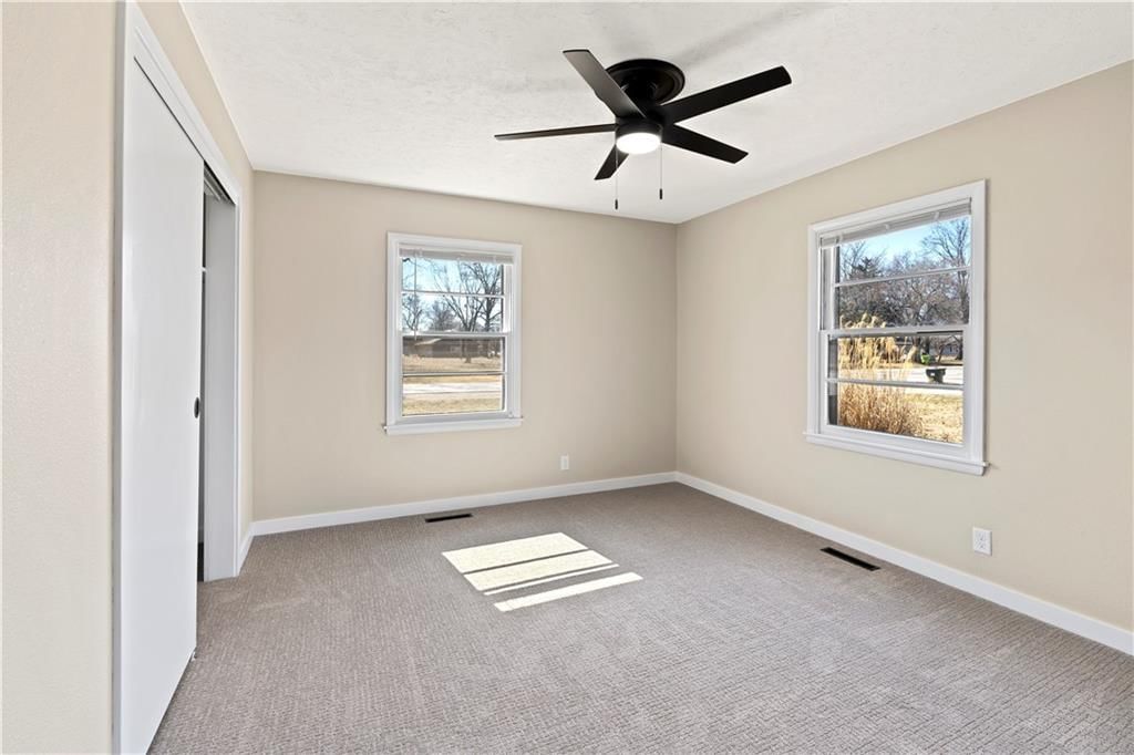210 E Walnut Street — photo 42