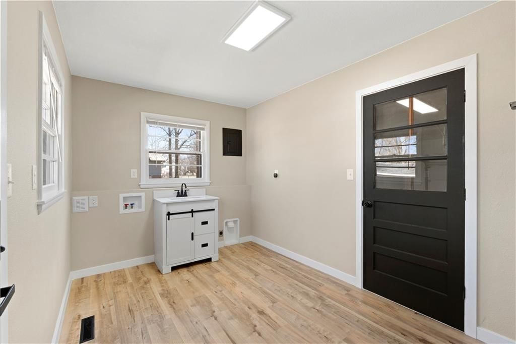 210 E Walnut Street — photo 45
