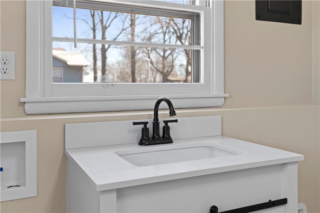 210 E Walnut Street — photo 47