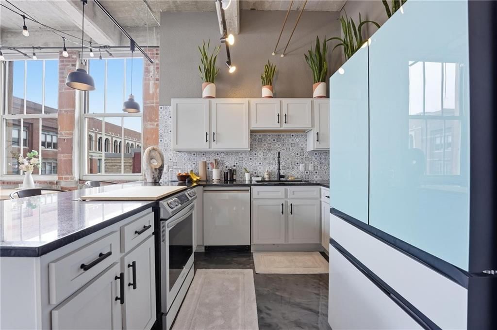 321 W 7th Street — photo 2