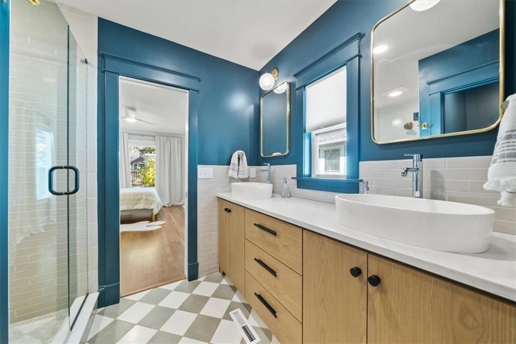 6034 Kenwood Avenue — photo 11