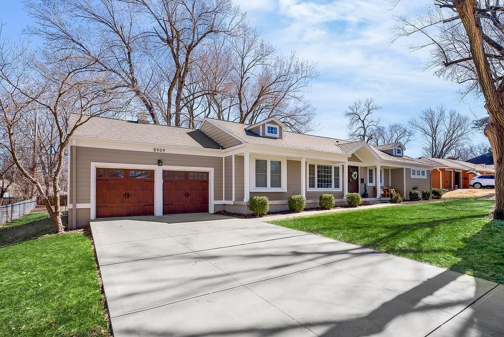 8909 Cherokee Lane, Leawood, KS
