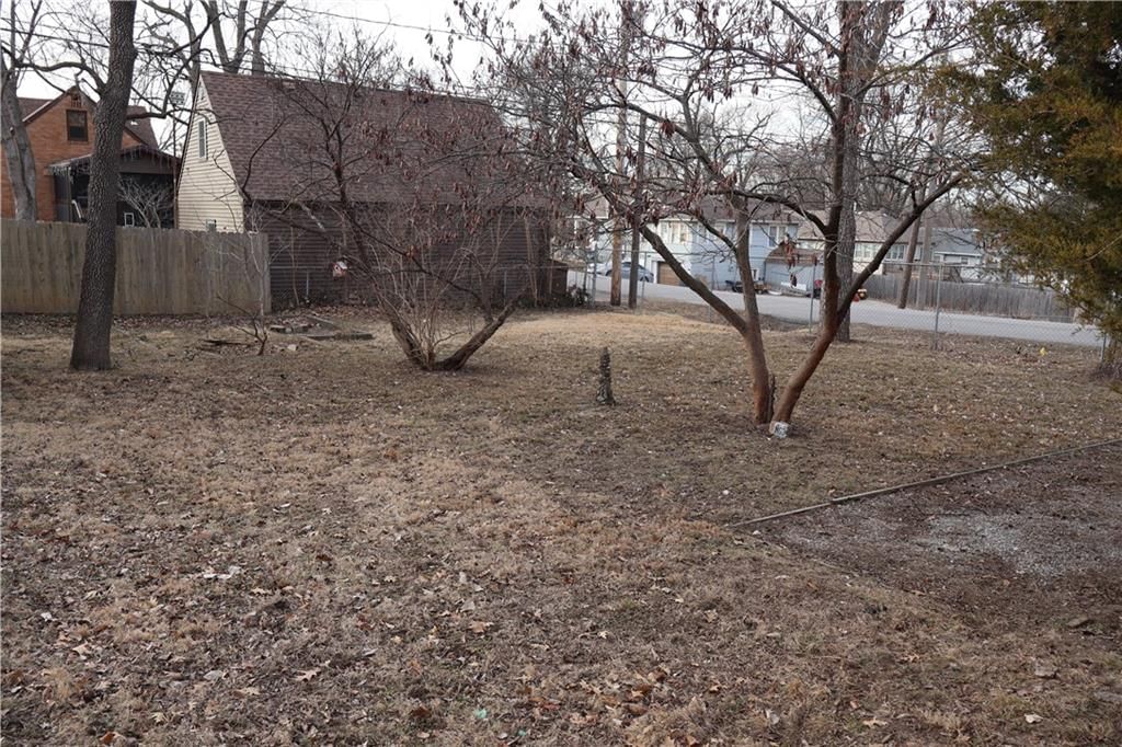 1500 S Maywood Avenue — photo 11