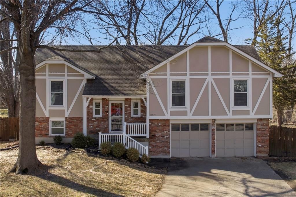 13924 S Brookwood Court, Olathe, KS