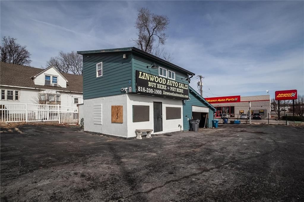 300 E Linwood Boulevard — photo 2