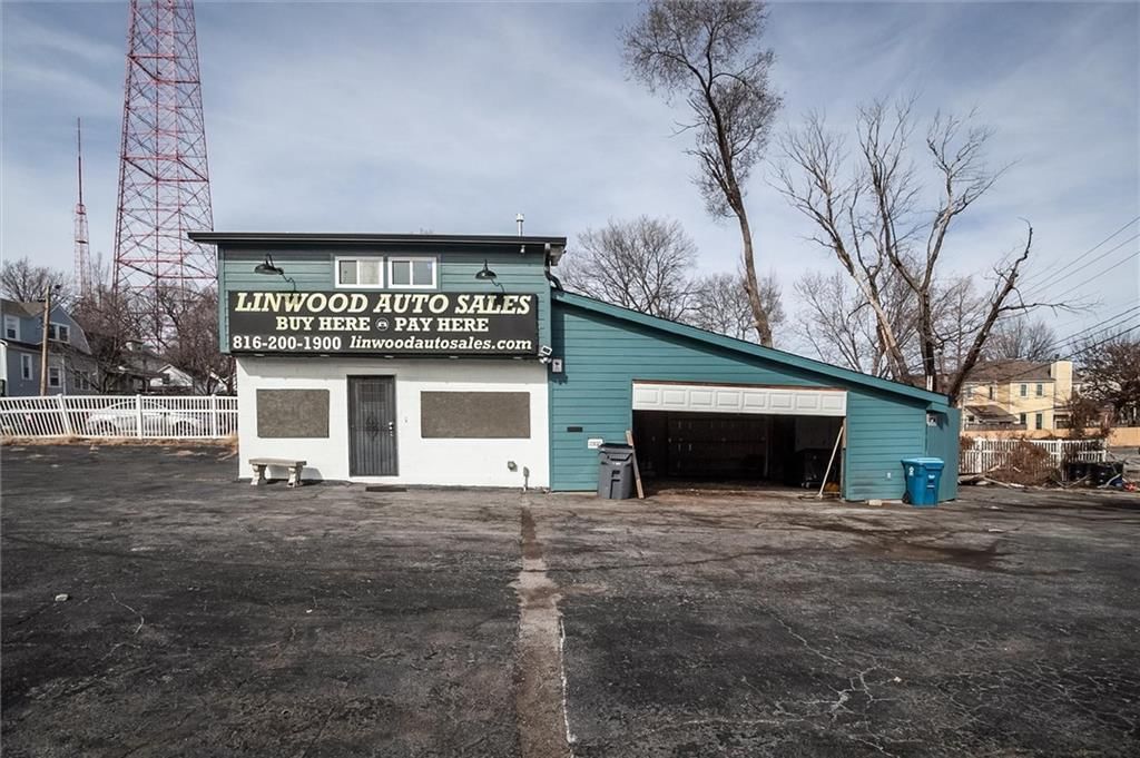 300 E Linwood Boulevard — photo 3