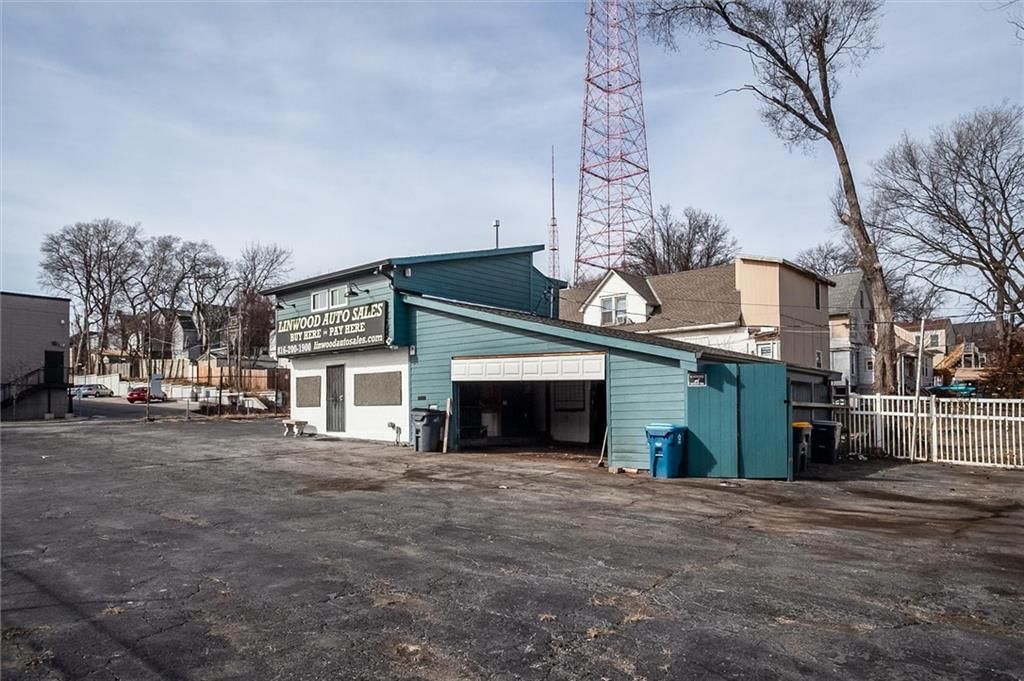 300 E Linwood Boulevard — photo 4