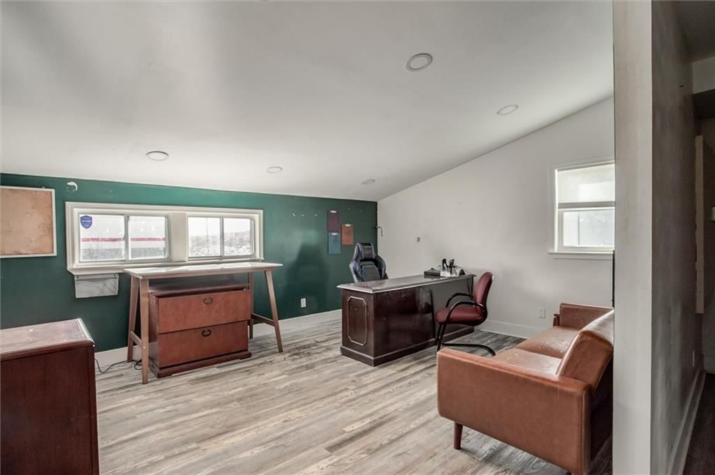 300 E Linwood Boulevard — photo 11