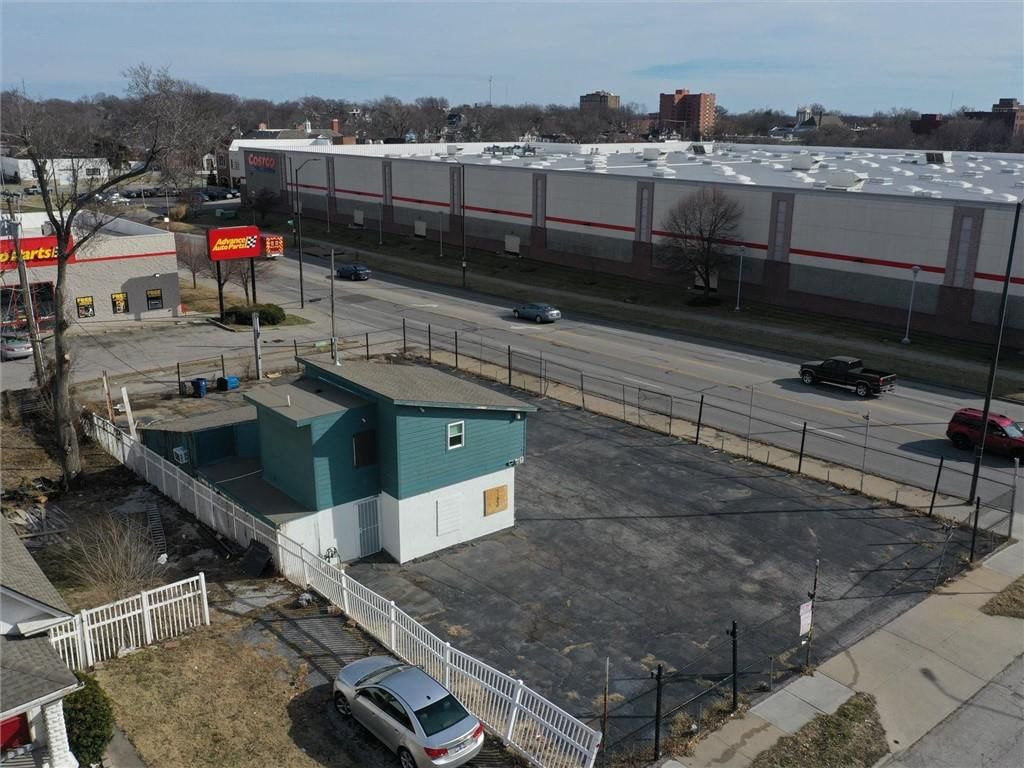 300 E Linwood Boulevard — photo 14
