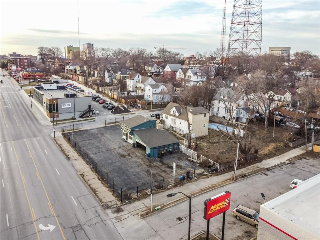 300 E Linwood Boulevard — photo 16