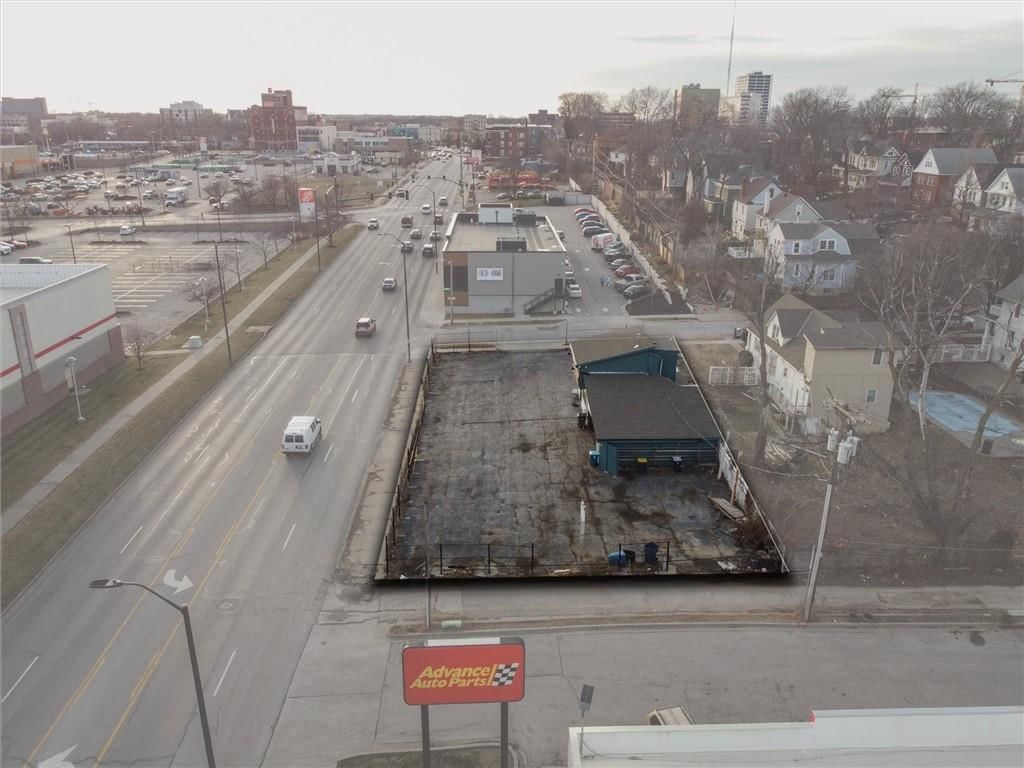 300 E Linwood Boulevard — photo 17