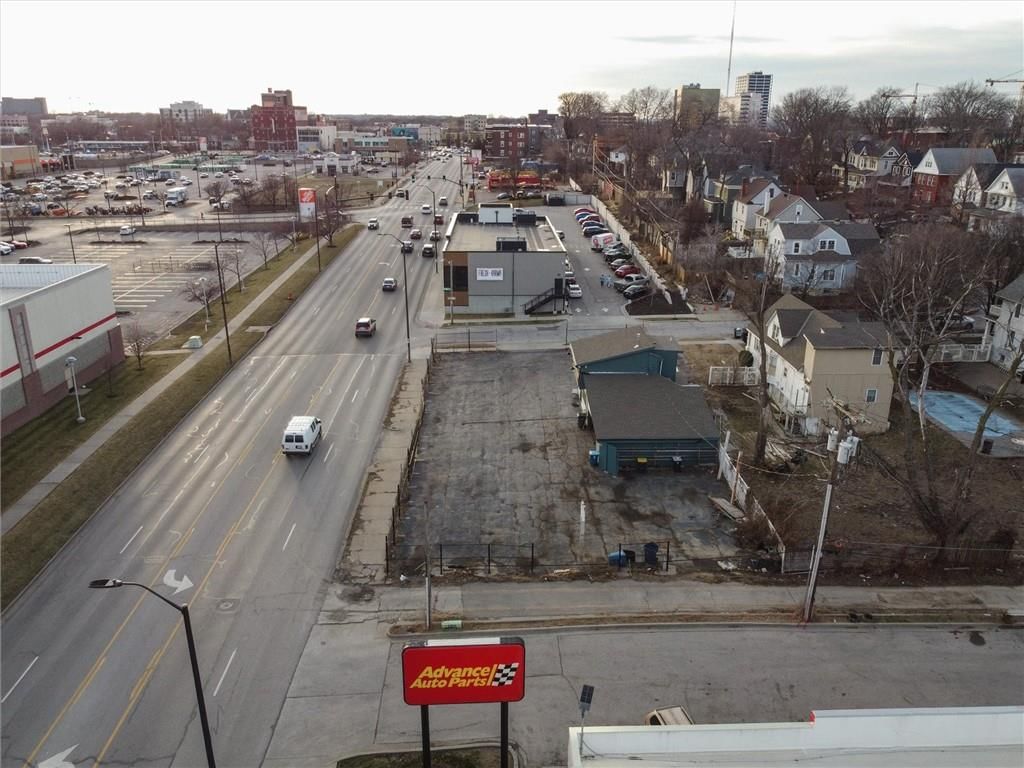300 E Linwood Boulevard — photo 18