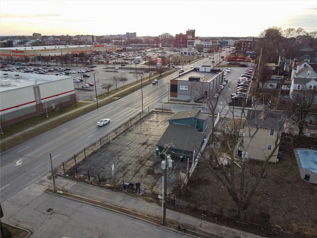 300 E Linwood Boulevard — photo 19