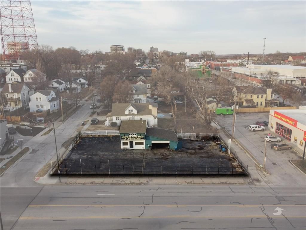 300 E Linwood Boulevard — photo 20