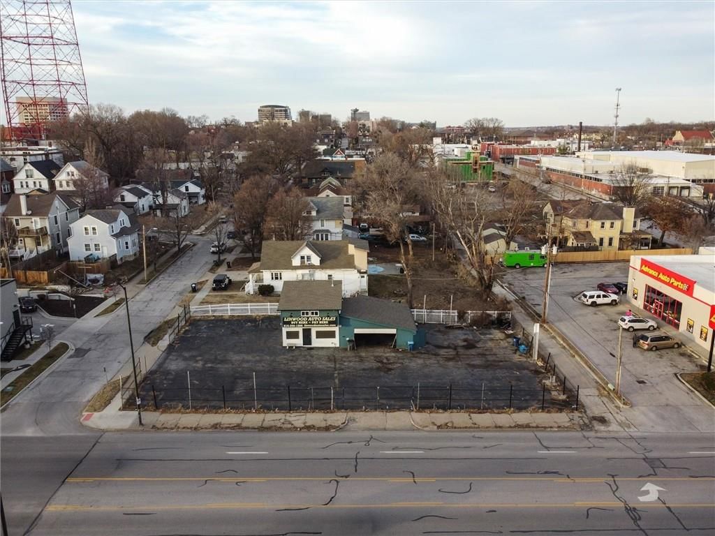 300 E Linwood Boulevard — photo 21