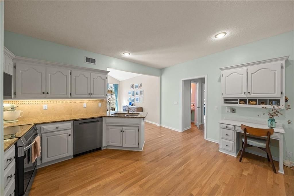 5811 W 124th Street — photo 4