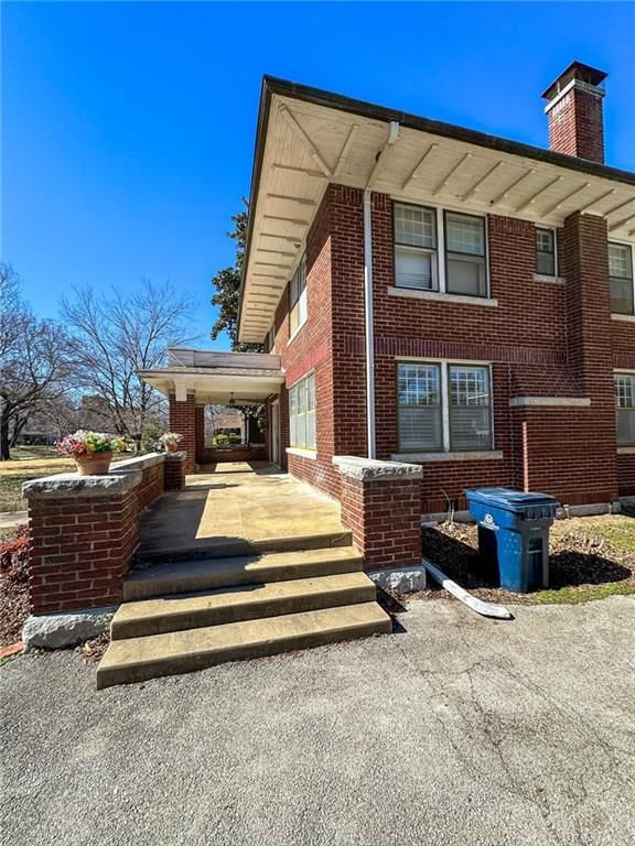 318 E Locust Street — photo 34